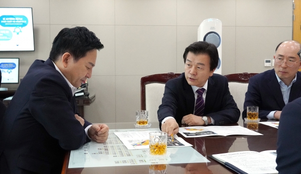 조규일 진주시장은 원희룡 장관을 만나 지역균형발전 및 혁신도시 활성화를 위해 현재 혁신도시로 수도권 공공기관 2차 이전을 건의했다.