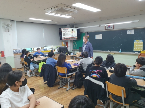 진주교육지원청(교육장 이외숙)은 지난 12일 금성초등학교 5학년 3개 학급을 시작으로 ‘2023. 학교로 찾아가는 남명선비문화교실’ 프로그램을 운영한다.