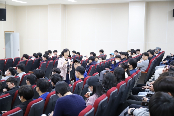 진주폴리텍대학(학장 하정미)은 2023년 릴레이 특강 첫 번째 주자로 학장 특강을 지난 12일 진주폴리텍대학 창의공학관에서 진행했다.