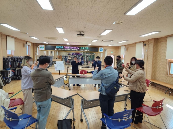 거창군은 지난달 8일부터 정신건강복지센터 등록 회원 중 청년층을 대상으로 운영하고 있는 ‘청년 마주보기’ 자조모임 프로그램이 참여자들로부터 좋은 호응도를 보이고 있다고 밝혔다.