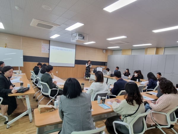 진주교육지원청(교육장 이외숙)은 지난 14일 하모나래학교(진주행복마을학교)에서 2023학년도 초·중·고 학생동아리 활동 지원의 일환으로 동아리 담당교사 35명을 대상으로 연수를 개최했다.