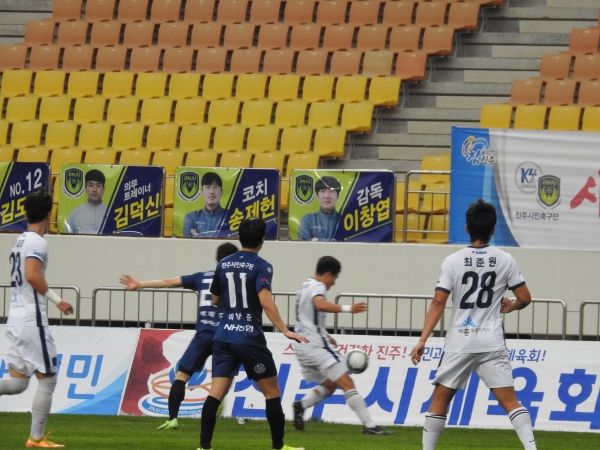 진주시민축구단이 지난 15일 진주종합경기장에서 열린 2023 K4리그 7R 세종바네스FC와의 홈경기에서 2 대 0 승리를 거두었다.