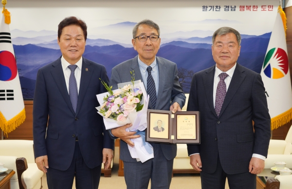 산청세계전통의약항노화엑스포조직위원회(공동조직위원장 경남도지사 박완수, 산청군수 이승화, 이하 조직위)는 ‘2023산청세계전통의약항노화엑스포’의 성공 개최를 위해 구자천 경남상공회의소협의회 회장을 민간공동조직위원장으로 위촉했다.