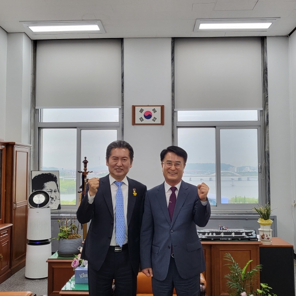 박동식 사천시장이 더불어민주당, 국민의힘 등 여·야 국회의원들과 연이어 만남을 갖는 등 우주항공청 조기 설치를 위해 사활을 걸고 뛴다.