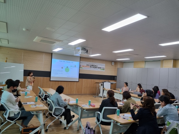 진주교육지원청(교육장 이외숙)은 지난 20일 하모나래학교(진주행복마을학교)에서 관내 초·중등 교사 20명을 대상으로 ‘마을 연계 교육과정’ 연수를 실시했다.