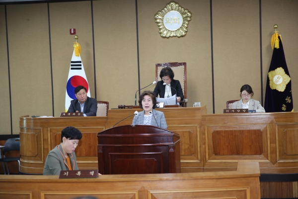 하동군의회가 하동읍 소재 하동여자고등학교와 하동고등학교의 통합을 촉구하는 건의문을 만장일치로 채택했다.
