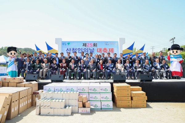 재진주산청군향우회는 지난달 30일 진주시 신안동 남강둔치에서 ‘제25회 산청인의 날 대축제’를 개최했다고 1일 밝혔다.