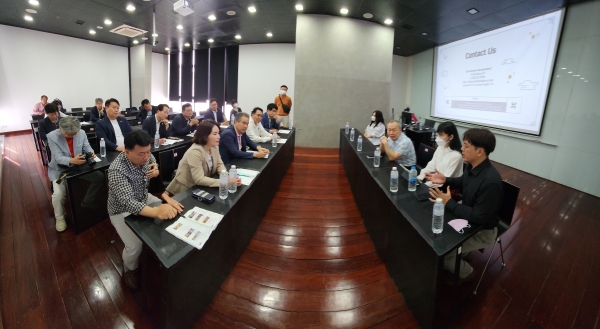 경상남도의회 기획행정위원회(위원장 박준)는 3일 태국 최고의 국립 종합대학인 쭐라롱껀 대학을 방문해 한국어학과 교수와 학생들을 만났다.
