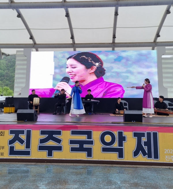 진주시는 6일 평거 야외무대에서 ‘제10회 진주 국악제’를 개최했다고 밝혔다.