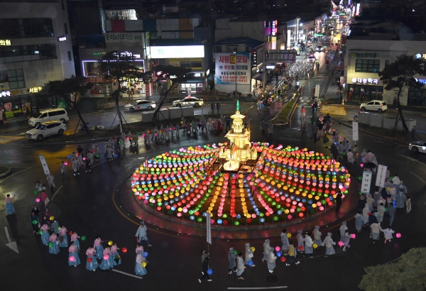 거창군은 6일 거창불교사암연합회(회장 해각스님)가 불기 2567년 ‘부처님 오신 날’을 맞아 연등축제 봉축점등식을 거창군청 앞 문화광장에서 봉행했다고 전했다.