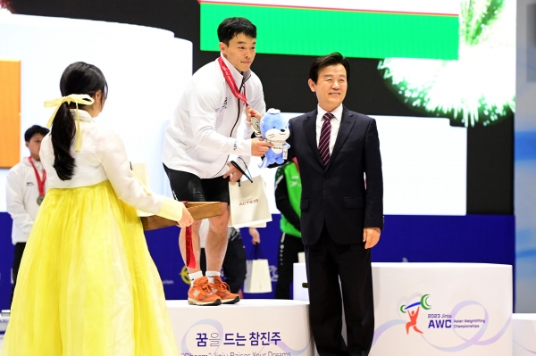 ‘2023 진주아시아역도선수권대회’가 한창 달아오르고 있는 가운데, 7일 이상연 선수가 한국 첫 메달을 획득했다.