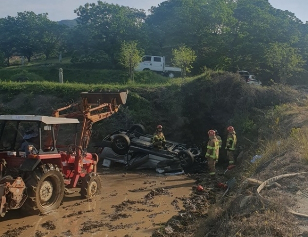 합천군 대병면 소재 농로에서 9일 오후 4시 12분께 80대가 운전한 SUV 차량이 6m 아래 논으로 추락해 부부 2명이 모두 숨졌다.