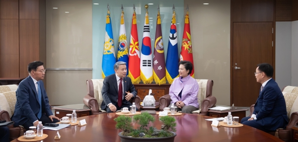 창원특례시(시장 홍남표)는 김영선(국민의힘, 창원의창구) 국회의원과 함께 12일 이종섭 국방부 장관을 만나 주한미군 소총 사격장(이하 사격장)을 도시 외곽으로 이전해 줄 것을 강력히 요청했다.