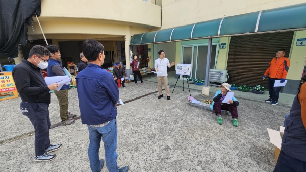 고성군(군수 이상근)은 지난 12일 영오시장에서 ‘영오시장 리모델링 사업’에 대한 사업설명회를 개최했다고 밝혔다.