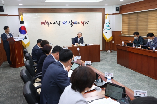 의령군이 지난 15일 진행한 확대간부회가 난상 토론의 장이 되어 화제가 되고 있다.
