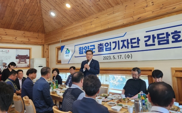 진병영 함양군수가 17일 기자간담회에서 쿠팡 함양물류센터 건립 무산과 관련해 “쿠팡 측과 상호 비방 중단하기로 했다”고 말했다.