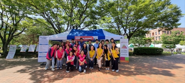 경상국립대학교 인권센터는 사단법인 진주성폭력피해상담소, 경상남도청소년성문화센터, 진주경찰서와 공동으로 17일 가좌캠퍼스에서 ‘2023년 성폭력 예방 공동 캠페인’을 개최했다.