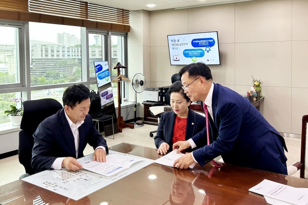 창원특례시는 홍남표 시장이 19일 원희룡 국토부장관에게 ‘도심 가운데 행정구역의 33.2%를 차지해 도시발전과 주민권익을 제약하는 창원권 개발제한구역에 대한 전면 해제’를 건의했다고 밝혔다.