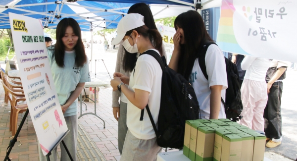 경상국립대학교(GNU·총장 권순기) 국어문화원(원장 장시광 국어국문학과 교수)은 17-18일 이틀간 가좌캠퍼스 민주광장 주변에서 경상국립대 ‘오름’ 총동아리연합회가 개최한 오월제 행사 기간을 활용해 ‘경남 우리말 가꿈이 세종 나신 날’ 기념행사를 펼쳤다.