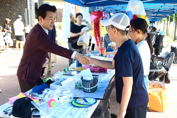 진주시는 20일 충무공동 영천강변과 이성자미술관 옆 광장에서 혁신도시 이전공공기관과 지역민의 상생발전을 위한 아홉번째‘모모장터(모으고 모이는 장터)’를 개최했다.