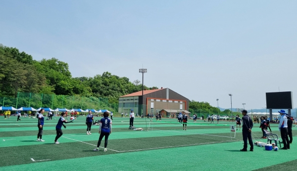 함양군은 20~21일 스포츠파크 1, 2구장에서 선수 및 관계자 등 450여명이 참여한 가운데 ‘제15회 경상남도지사기 생활체육 족구대회’를 성황리에 개최했다고 밝혔다.