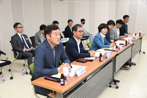 김구연 경상남도의회 의원(국민의힘, 하동)은 23일 광양만권경제자유구역(하동지구)을 방문하여 주요 현안에 대한 업무보고와 갈사만산단 조성 진행 상황 및 대송산단 투자유치 상황 등을 청취하였다.