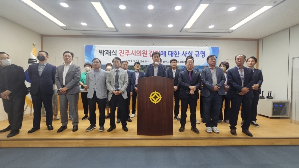 하진구 진주시체육회 팀장은 기자회견을 통해 명백한 ‘갑질’이라고 주장하며, 반대로 박재식 시의원은 하진구 팀장의 ‘을질’로 인해 발생한 일이라는 입장이다.