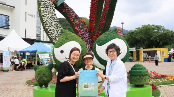 (재)하동세계차엑스포조직위원회(위원장 박완수 도지사·하승철 군수)는 31일간의 대장정으로 펼쳐지는 2023하동세계차(茶)엑스포 관람객이 100만명을 돌파했다고 30일 밝혔다.