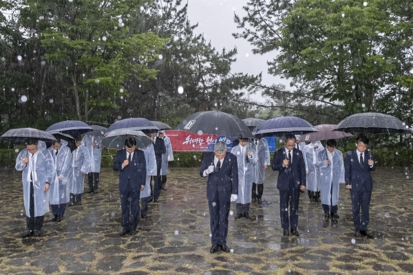 한국남동발전(사장 김회천)은 6월 호국보훈의 달을 맞아 경남 진주시 판문동 충혼탑에서 순국선열과 호국영령에 대한 추모 행사를 가졌다고 1일 밝혔다.