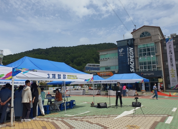 사천시는 나린공예협동조합(이사장 최갑선)에서 ‘2023년 공예주간, 사천 공예 만들장(場)’의 주요 행사인 ‘만들장(場)’과 ‘팔장(場)’을 개최했다고 1일 밝혔다.