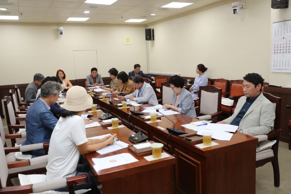 거창군의회는(의장 이홍희) 지난 7일 총무위원회(위원장 표주숙) 주최로 의회 특별위원회실에서 거창초등학교 학생 수 감소 문제에 대응하기 위한 소통 간담회를 개최했다.