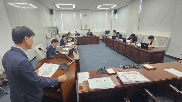 진주시의회는 장애아동 원생들을 상습적으로 학대한 혐의를 받는 장애전문어린이집 원장의 출석을 요구했다.