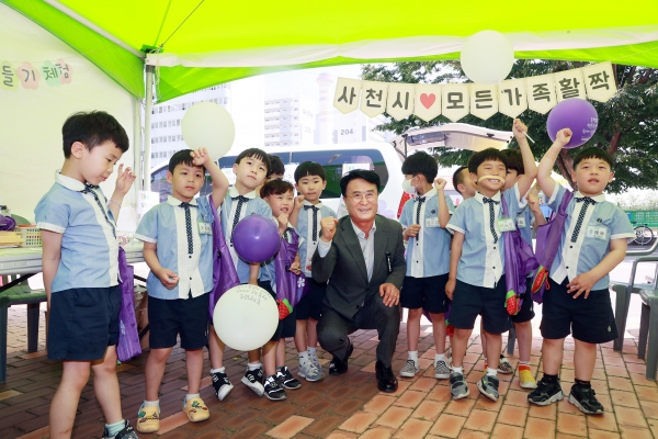 사천시는 ‘제13회 주민복지박람회’가 자원봉사자의 열띤 참여와 관람객들의 뜨거운 호응에 힘입어 성황리에 막을 내렸다.