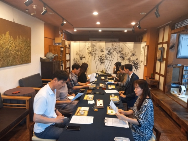 진주교육지원청(교육장 이외숙)은 13일 중등 작은학교 빛깔교육과정 운영 협의회를 개최하였다.