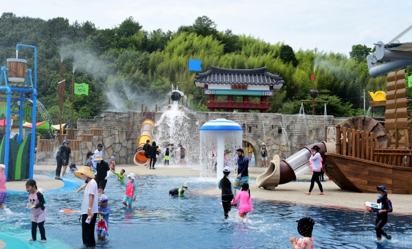 진주시는 아이 키우기 좋은 도시를 구현하고 여름철 어린이들이 즐길 수 있는 공원 서비스 제공을 위해 오는 7월 1일부터 8월 27일까지 관내 공원 물놀이장과 바닥분수를 무료 운영한다.