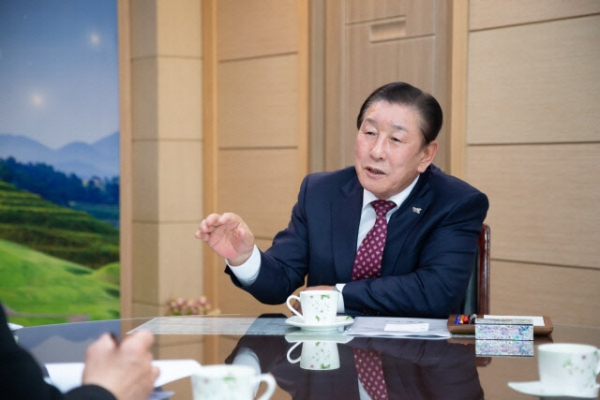 민선 8기 재선에 성공한 조 군수는 군민의 두터운 지지와 신임을 받고 있으며, 소통과 화합을 중요시하며 현장 행정을 이어왔다.