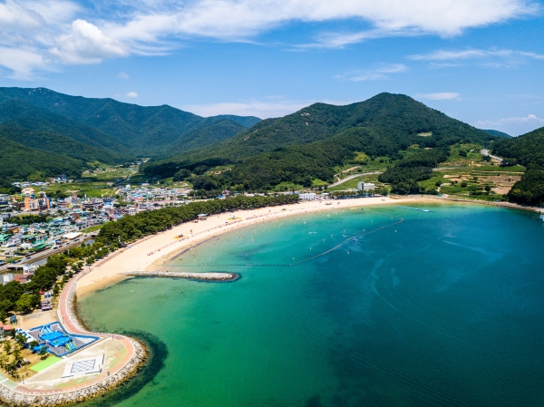 경상남도는 도내 해수욕장 26개소를 오는 7월 1일부터 순차적으로 개장하여 8월 20일까지 운영한다고 밝혔다.