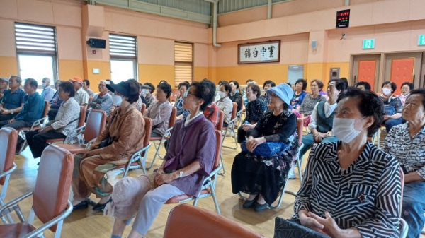 거창군은 지난 6일 거창군 노인복지회관 대회의실에서 대한노인회거창군지회 소속 노인일자리 참여 어르신 70명을 대상으로 ‘소통과 이해를 위한 양성평등’을 주제로 교육을 실시했다.