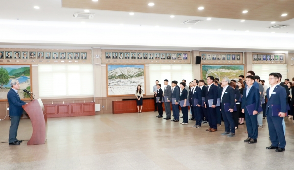 의령군(군수 오태완)이 과업 중심, 일하는 조직으로 혁신적 조직개편 방안을 마련해 민선 8기 2년 조직개편을 단행했다고 10일 밝혔다. 경제기업과를 신설하는 등 지역경제 회복과 기업지원, 일자리 창출에 방점이 찍혀 있다.