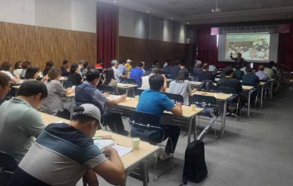 경상남도농업기술원(원장 정찬식)은 11일 양파산학연협력단(단장 이용재 교수)와 함께 양파 유통구조 현황 및 개선방안 세미나를 개최하였다.