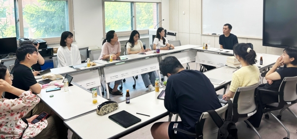 경상국립대학교(GNU·총장 권순기) 사회과학대학 사회학과(학과장 김명희 교수)는 대학원혁신지원사업의 일환으로 10일 오후 사회과학대학 220호에서 계원예술대학교 융합예술학과 서동진교수를 초청하여 ‘푸코와 신자유주의적 통치성: 비판적 읽기’라는 주제로 특강을 개최했다.