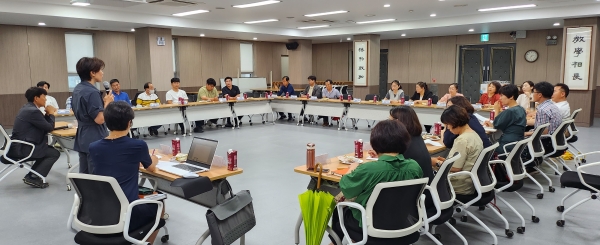 진주교육지원청교육장(교육장 이외숙)은 11일 3층 대강당에서 영양(교)사, 행정실장, 납품업체와 학교급식 청렴공감 토크를 진행하였다.