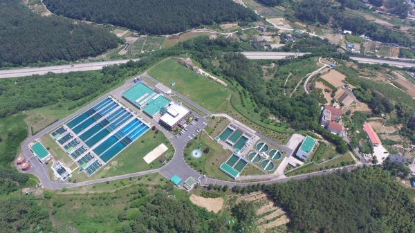 진주시는 11일 발생한 경상국립대학교 인근 원룸촌 일대 샤워기필터 변색 민원에 대하여 원인을 규명하는 조사에 나섰다.