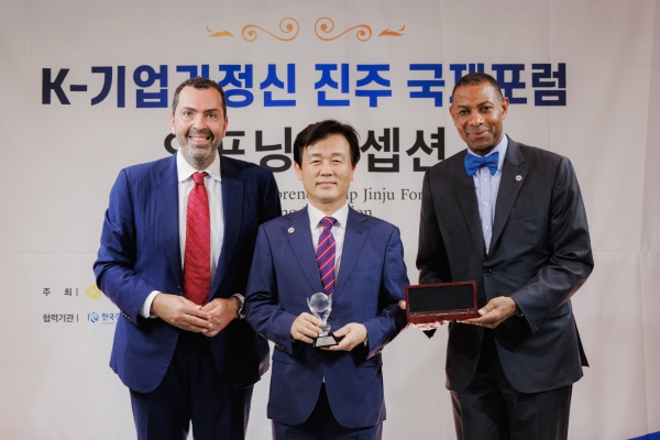 조규일 진주시장이 세계중소기업협의회(ICSB)가 주관하는‘글로벌 리더십 & 엑셀런스 어워드’를 수상했다.