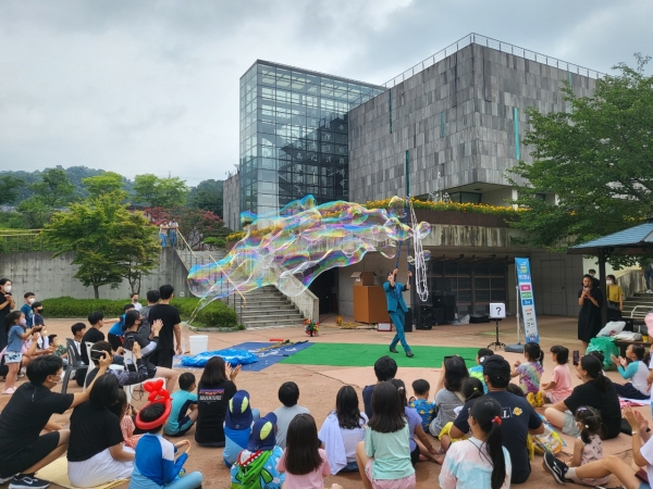 합천군 대장경테마파크에서 오는 22일부터 내달 27일까지 주말마다 ‘여름맞이 주말 이벤트’를 운영해 가족 관광객을 맞이한다.