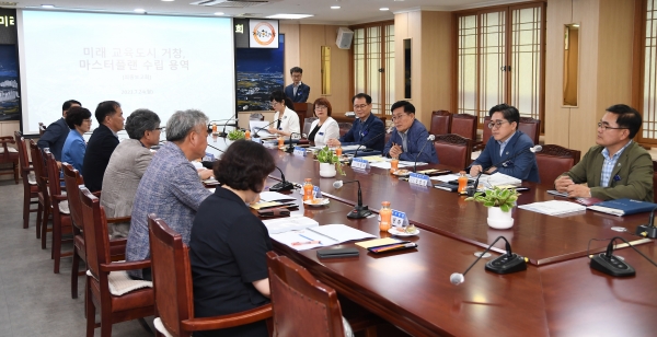 거창군은 24일 군청 상황실에서 이종하 부군수를 비롯한 간부공무원과 거창교육지원청 관계자가 참석한 가운데 ‘미래 교육도시 거창 마스터 플랜 수립 용역’ 최종보고회를 개최했다.