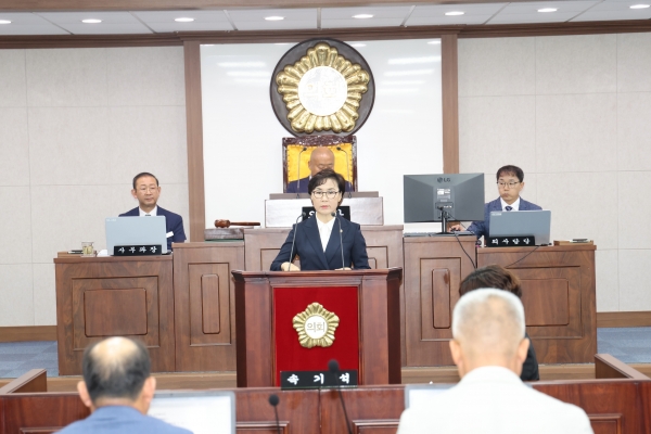 합천군의회(의장 조삼술)는 지난 25일 제2차 본회의를 개의하고 제274회 임시회 회기를 마무리했다.