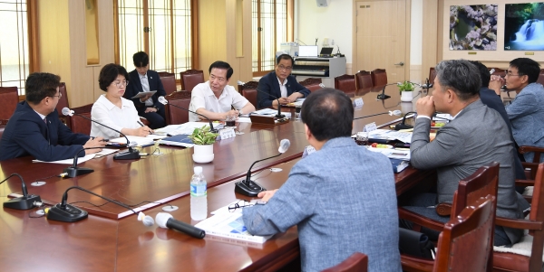 거창군은 26일 군청 상황실에서 구인모 군수를 비롯한 간부공무원이 참석한 가운데 민선 8기 공약사업인 ‘영호남 물류센터 조성’ 용역 최종보고회를 개최했다.