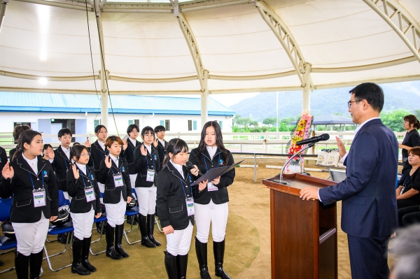 남해군은 승마인구 저변 확대와 유소년 승마 활성화를 위해 24일 보물섬 승마랜드에서 ‘남해군 유소년 승마단 창단식’을 개최했다.