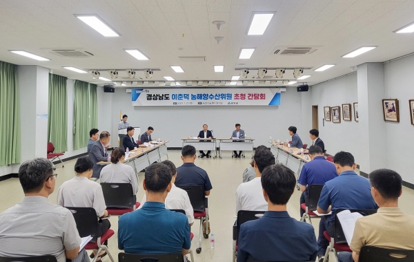함양군은 지난 27일 농업기술센터 회의실에서 경상남도의회 이춘덕 농해양수산위원을 초청해 간담회를 개최하고, `24년도 국도비 확보, 군정주요 현안문제에 대해 공유하는 자리를 가졌다.